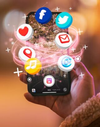 imgi_7_hand-holding-smartphone-social-media-concep